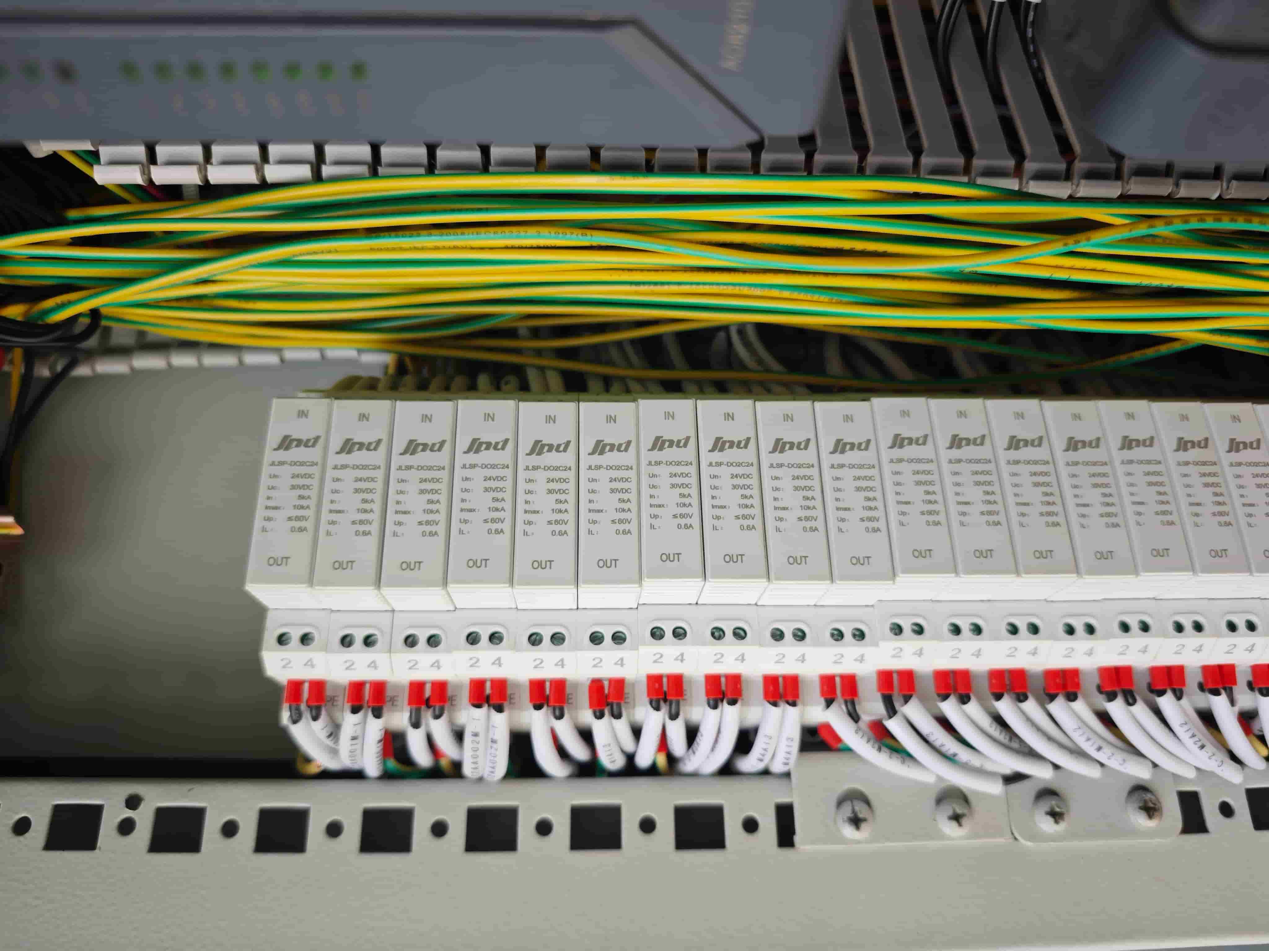 signal surge protection device