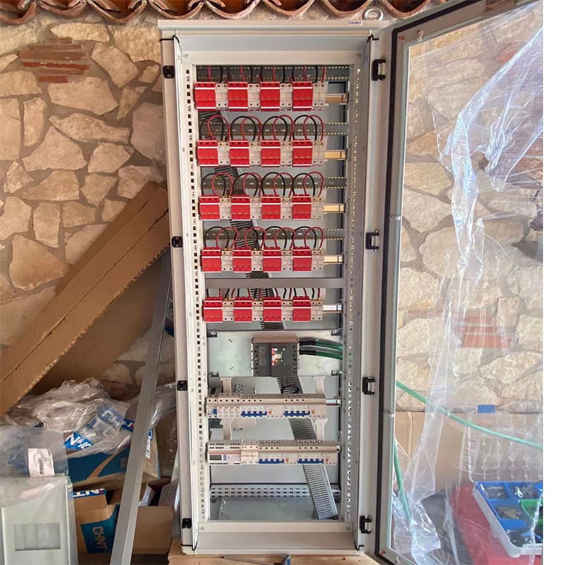 ¿Qué es la tensión de fijación del SPD? ¿Cuál es su función principal y cómo se relaciona con el nivel de protección de tensión?