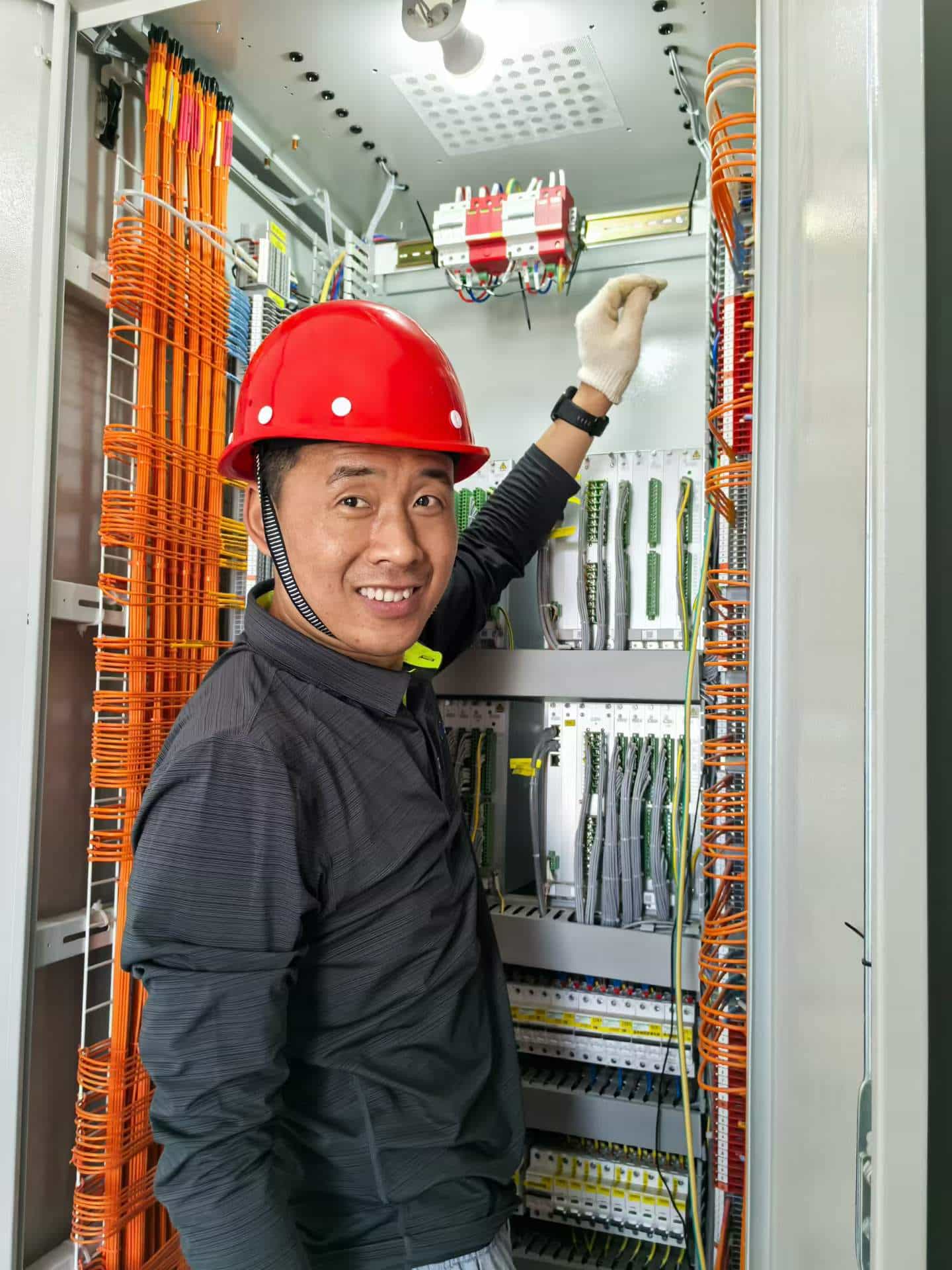 El personal técnico de Jinli Electric está trabajando en la primera línea del Chongqing-Kunming High-Speed Railway
