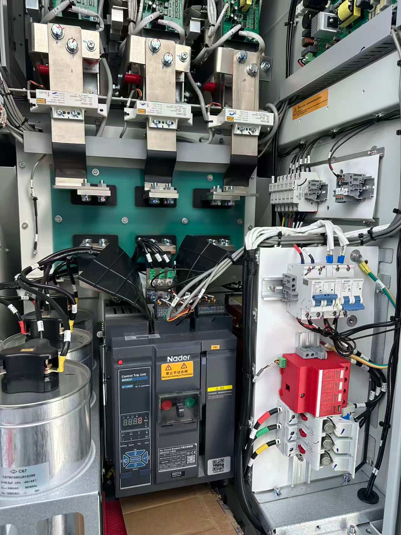 ¿Cuáles son las diferencias en los requisitos de parámetros entre las normas UL e IEC para dispositivos de protección contra sobretensiones?