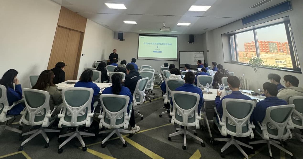 El equipo técnico de Jinli Lightning Protection visita Shenyang Feichi Electrical